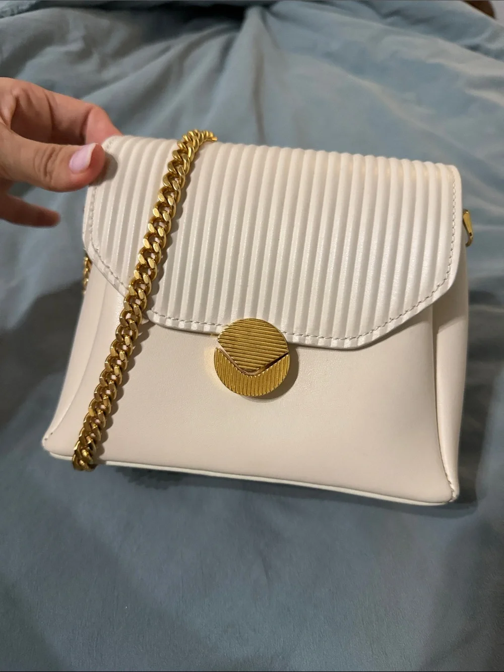 Elegant Cream Crossbody with Gold Chain and Textured Flap